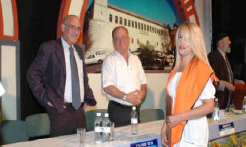 פרופ' אהרן קלרמן, נשיא המכללה מעניק תעודת תואר ראשון לסיגל סנדרוסי [צילום: יח"צ]