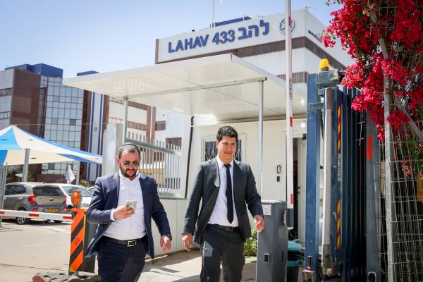 עוה"ד עמית חדד ואלי פרי היום במשרדי להב [צילום: יונתן שאול, פלאש 90]