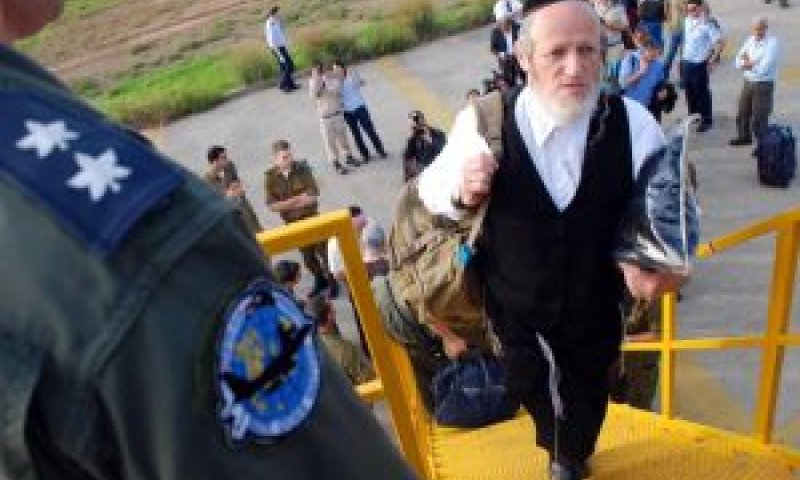 יו"ר זק"א יהודה משי זהב עולה למטוס החילוץ בדרך למומבאי [צילום: דו"צ]