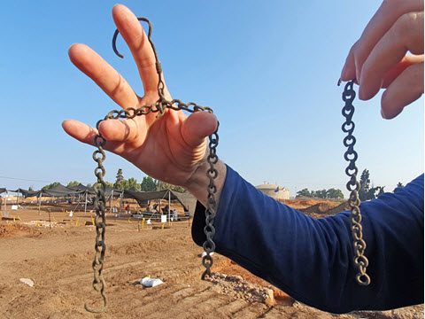 שרשרת לתליית נברשת מהתקופה הביזנטית [צילום: יולי שוורץ-רשות העתיקות]