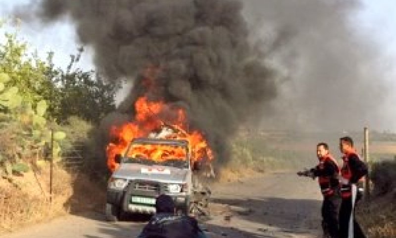 מכוניתו של צלם רויטרס לאחר הפגיעה [צילום: AP]