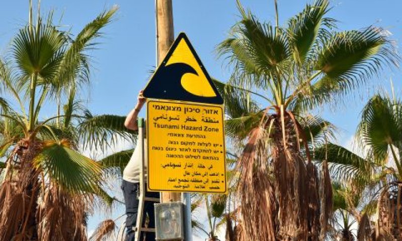 שלטי אזהרה בחופי ישראל [צילום: אריאל חרמוני, משרד הביטחון]