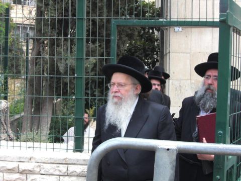 האדמו"ר מסלונים בדרך לפגישה עם הרב יוסף [צילום: שמואל בן ישי/סוכנות הידיעות חדשות 24]