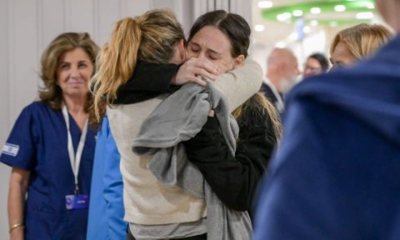 רגעי מפגש השבות עם בני משפחותיהן [צילום: מעיין טואף/לע"מ]