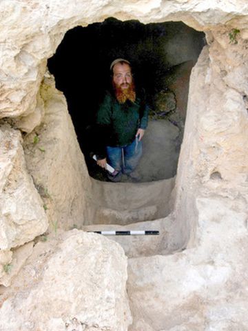 הארכיאולוג בנימין סטורצ'ן עומד במורד מדרגות המקווה [צילום: אסף פרץ, באדיבות רשות העתיקות]