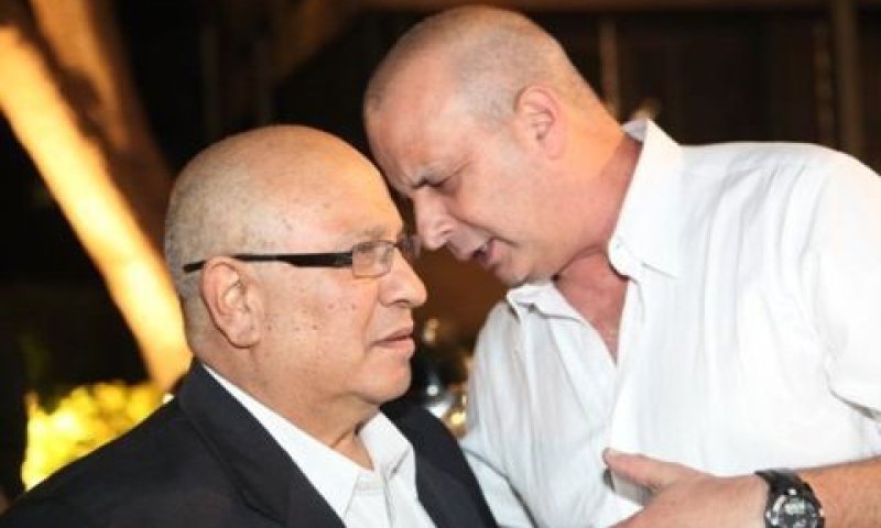 יובל דיסקין ומאיר דגן. מי דיבר? [צילום: AP]