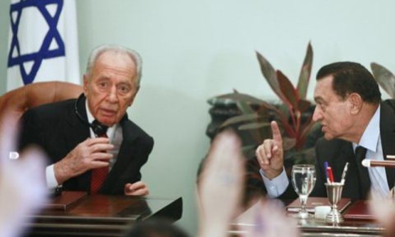 מובארק ופרס במסיבת עיתונאים משותפת [צילום: AP]