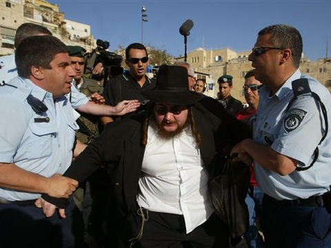 הפגנה מול הר הבית היום [AP]