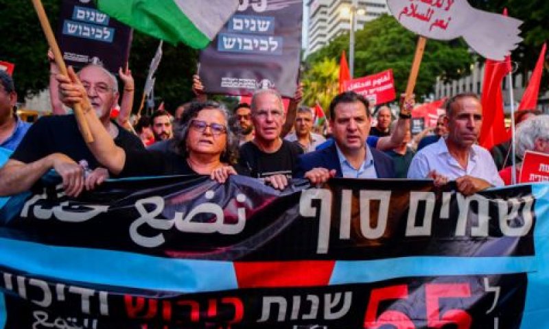 איימן עודה ועאידה תומא סלימאן בהפגנת שמאל בתל אביב נגד הכיבוש [צילום: אבשלום ששוני/פלאש 90]