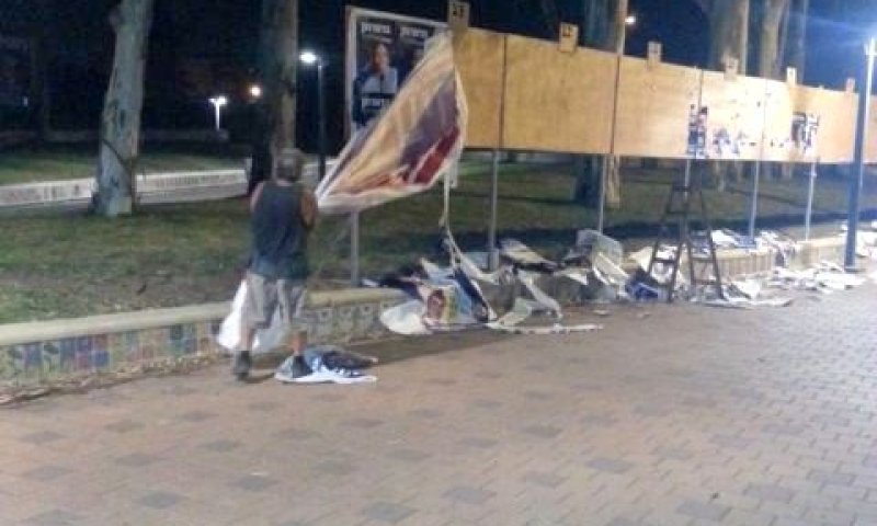 ניידת "סיור המושבה" מורידה שלטי בחירות לפנות בוקר [צילום: אדם אוחיון]