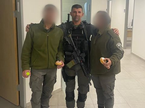 מקבלים סופגניות לאחר חקירתם [דוברות המשטרה]