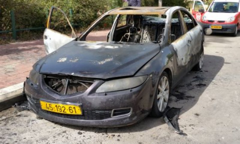 מכוניתו השרופה של השופט [צילום: פלאש 90]