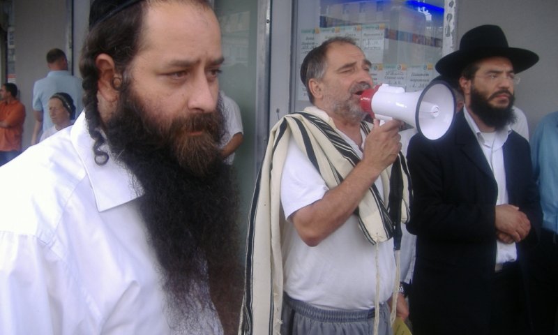 מחאת תושבים דתיים מול אחת החנויות
