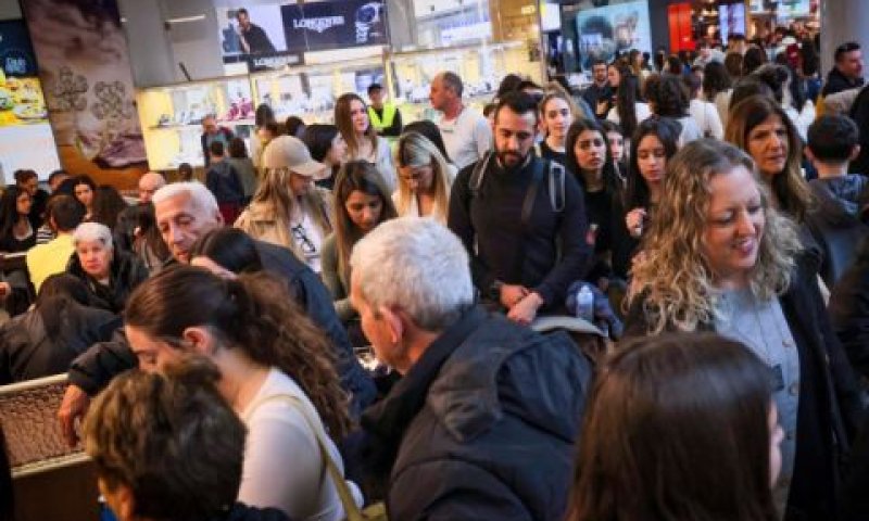 קונים בקניון עזריאלי בת"א ביום הבחירות [צילום: פלאש 90]