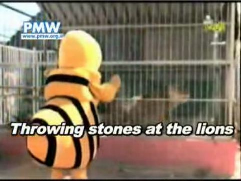משליך אבנים על אריות