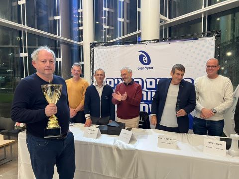 רגע לאחר קבלת הגביע [צילום: SE יח"צ]