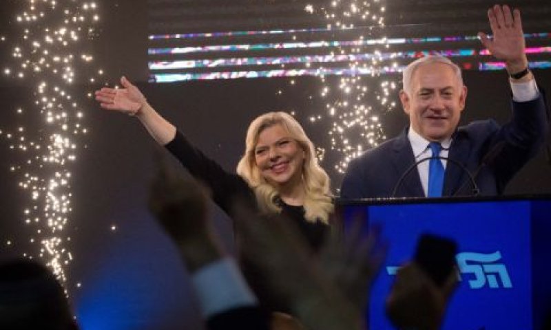 בני הזוג נתניהו לפנות בוקר [צילום: יונתן זינדל, פלאש 90]