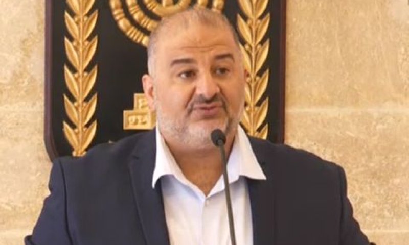 מנסור עבאס. יושב על הגדר [צילום: מן הטלוויזיה]