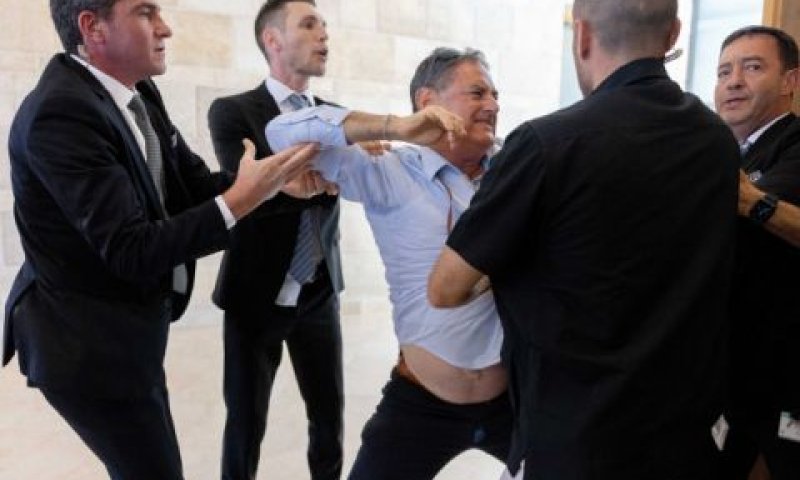סדרני הכנסת מרסנים את סגן ראש מועצת עמק חפר חזקי סיבק [צילום: יונתן זינדל/פלאש 90]