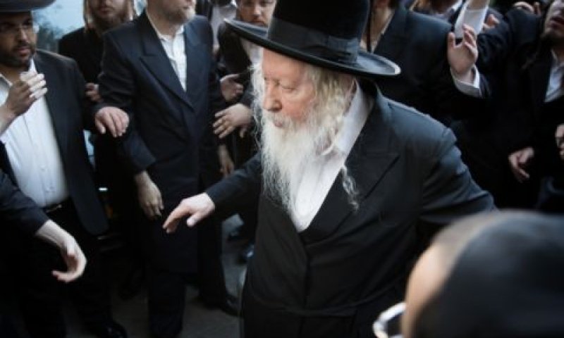 הרבי מגור נכנס לישיבת המועצה [צילום: יונתן זינדל/פלאש 90]