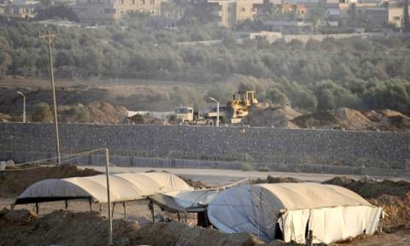 דחפור מצרי מעל מנהרת הברחה ברפיח [צילום: AP]