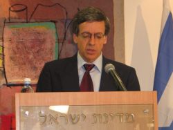 ינסה לטהר האווירה. מזוז [צילום: נועם שרביט]