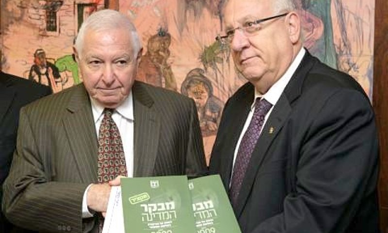 מעמד הגשת הדוח ליו"ר הכנסת [צילום: פלאש 90]