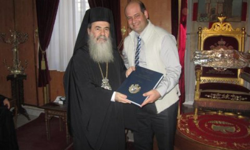 זהר ינון, מנכ''ל הגיחון עם הפטריארך תיאופוליס ה-3 [צילום: חברת הגיחון]