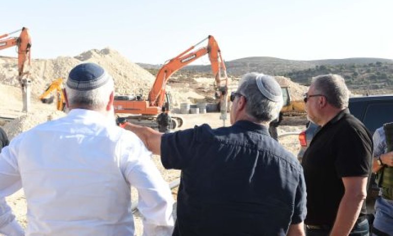 ליברמן עם ראשי המתיישבים [צילום: עדן מולדבסקי]