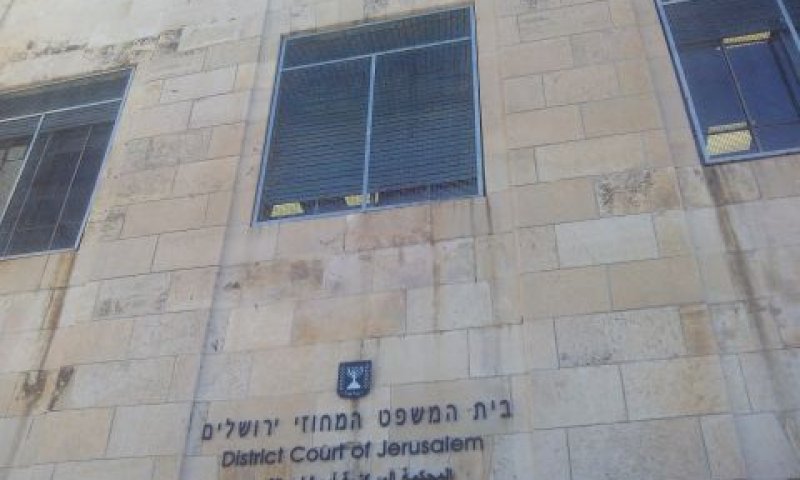 לפחות 25 איש באולם