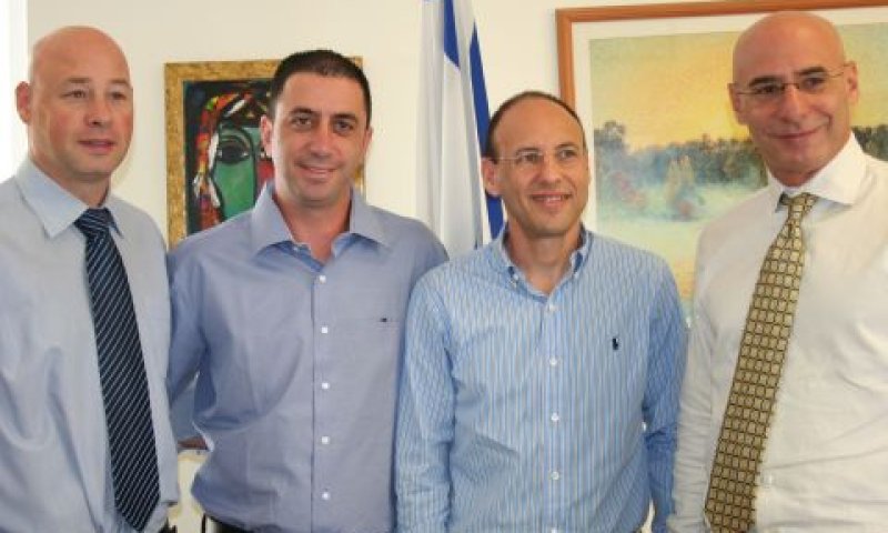 החשכ"ל שוקי אורן, מנכ"ל פלאפון גיל שרון, מנהל מינהל הרכש ליאור אגאי וסמנכ"ל לקוחות עסקיים בפלאפון, דניאל ספיר [צילום: יעל בן שמחון, דוברות האוצר]
