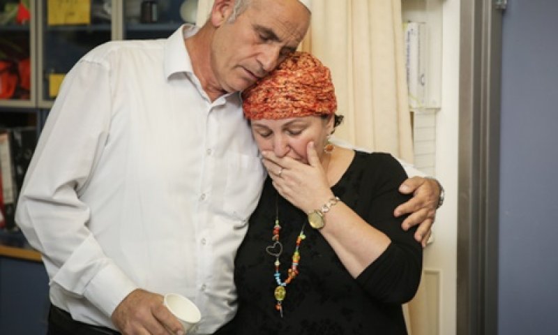 ההורים השכולים בבית החולים [צילום: הדס פרוש, פלאש 90]