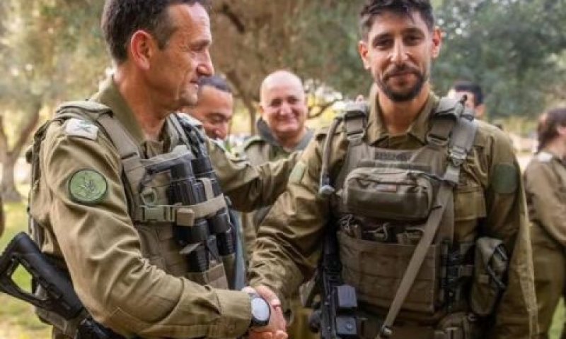 עמדי עם הרמטכ"ל [צילום: דובר צה''ל]