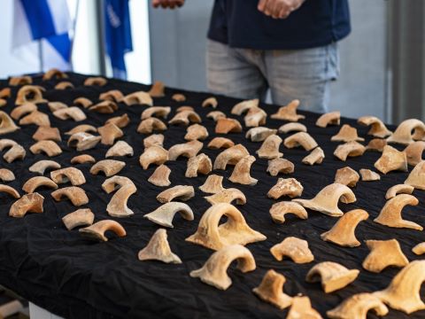 כ-180 טביעות חותם של המנהל היהודאי התגלו בחפירה ומוצגות עכשיו לראשונה בקריה הלאומית לארכיאולוגיה של א"י [צילום: יולי שוורץ, רשות העתיקות]