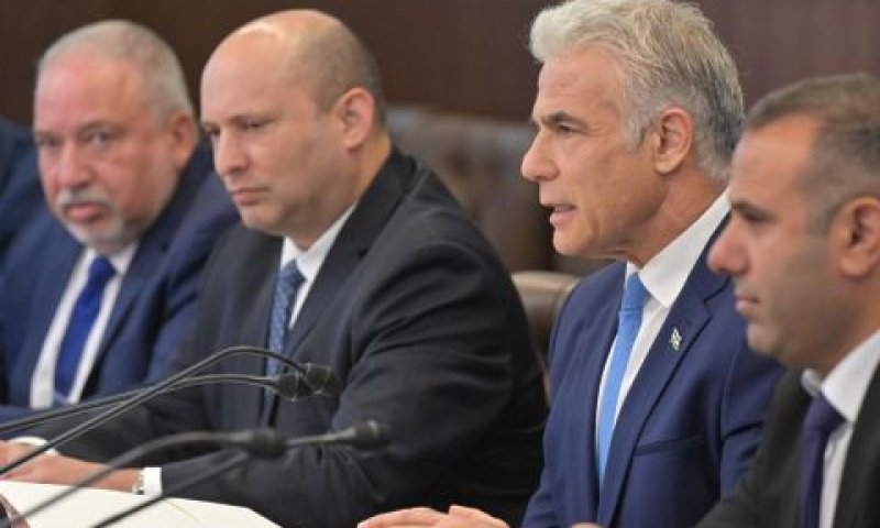 לפיד בישיבת הממשלה. "חובתנו למגר את התופעה" [צילום: קובי גדעון/ לע"מ]