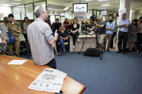 כהנא. שעון עצר עד חמישי בערב [צילום: אופיר דוד]