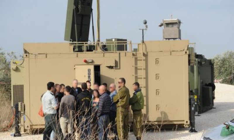 אנשי מפא"ת ואנשי רפאל מוסרים לידי צה"ל סוללת כיפת ברזל [צילום: אלון בסון, דוברות משרד הביטחון]