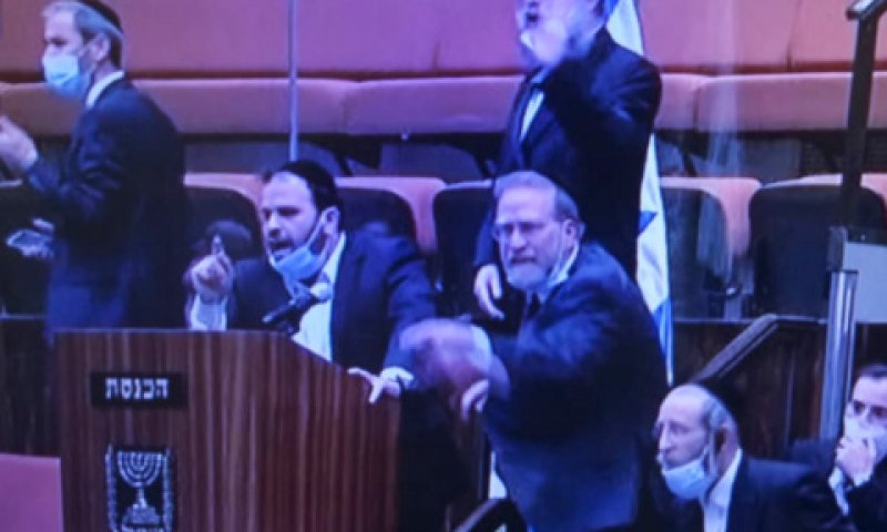 חברי הכנסת החרדיים מוחים נגד אישור הצעת החוק [צילום: ערוץ כנסת]