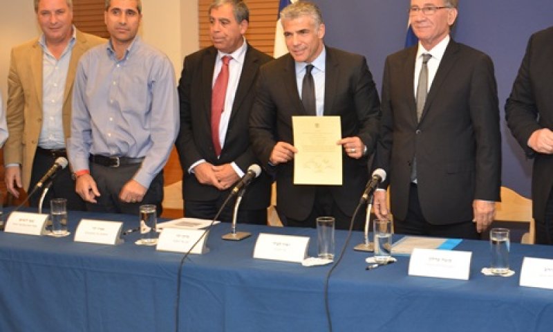 שר האוצר בחתימת המכרזים [צילום: משרד האוצר]