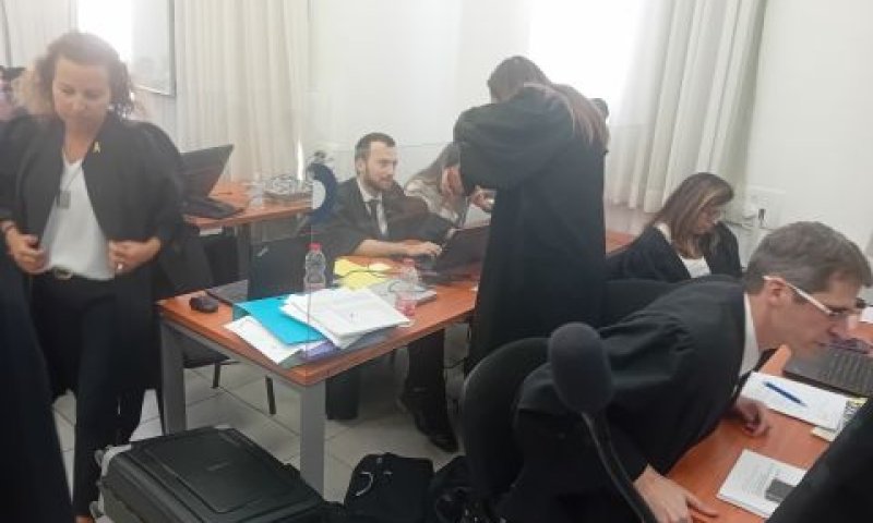 שולחן התביעה במשפט נתניהו