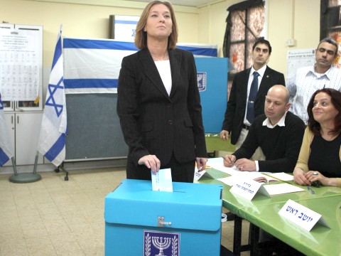 יו"ר קדימה, ציפי לבני, בקלפי בתל אביב [צילום: פלאש 90]