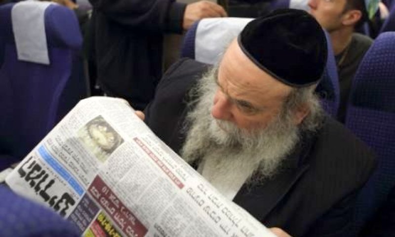 פונים יותר ויותר לאתרי האינטרנט [צילום: פלאש 90]