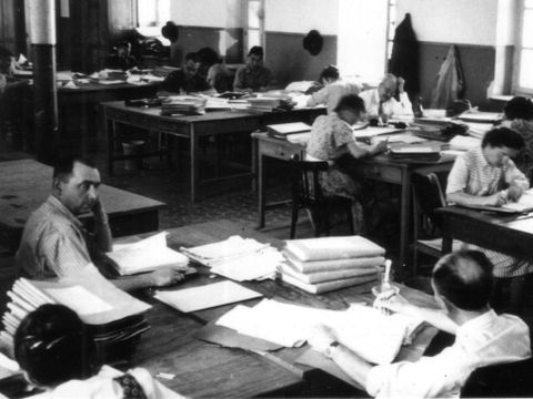 יוני 1949 - המדור לעיבוד חומר המפקד - משה סיקרון כנראה למעלה באמצע