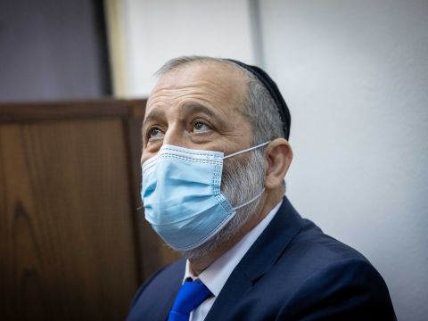 דרעי בבית משפט השלום בירושלים [צילום: יונתן זינדל, פלאש 90]