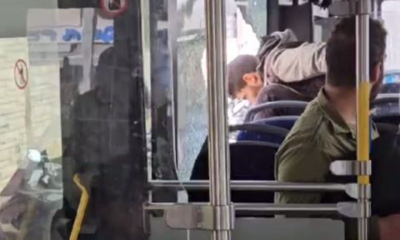 הנוסע יוצא מהחלון השבור [צילום: שימוש לפי סעיף 27א לחוק זכויות יוצרים]