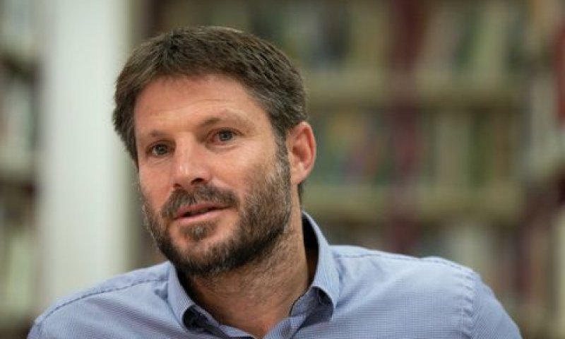 סמוטליץ'. פוסלים אחים ומחבקים תומכי טרור [צילום: שריה דיאמנט/פלאש 90]