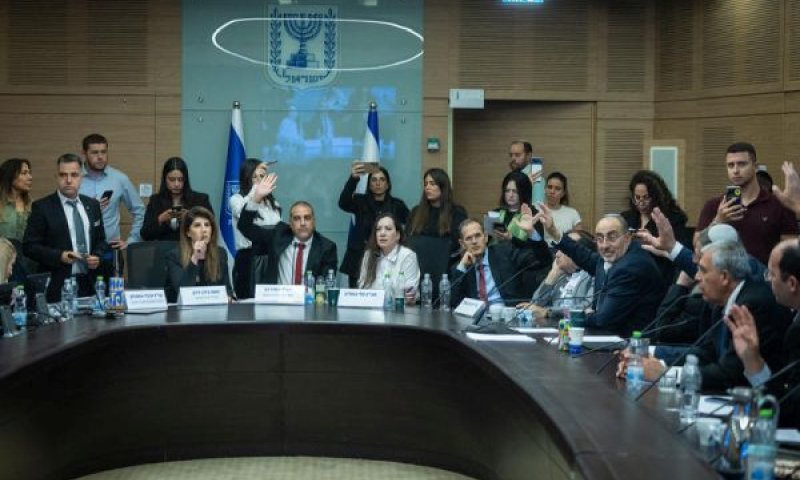 ההצבעה על החסינות [צילום: יונתן זינדל/פלאש 90]