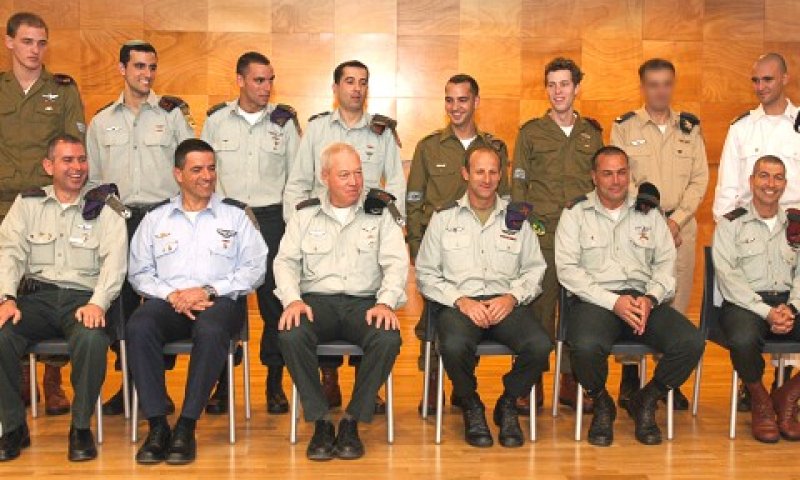 המעוטרים עם מפקדי צה"ל הבכירים [צילום: דו"צ]