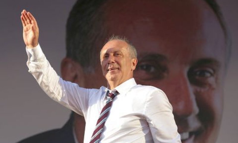 "אחזיר הפליטים לצלילי תזמורת". מוהארם אינצ'ה [צילום: בורחאן אוזבליצ'י/AP]