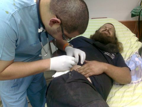 הוצאת הקרסים מגופו של אחיו של בעז [צילום: דוברות יצהר]